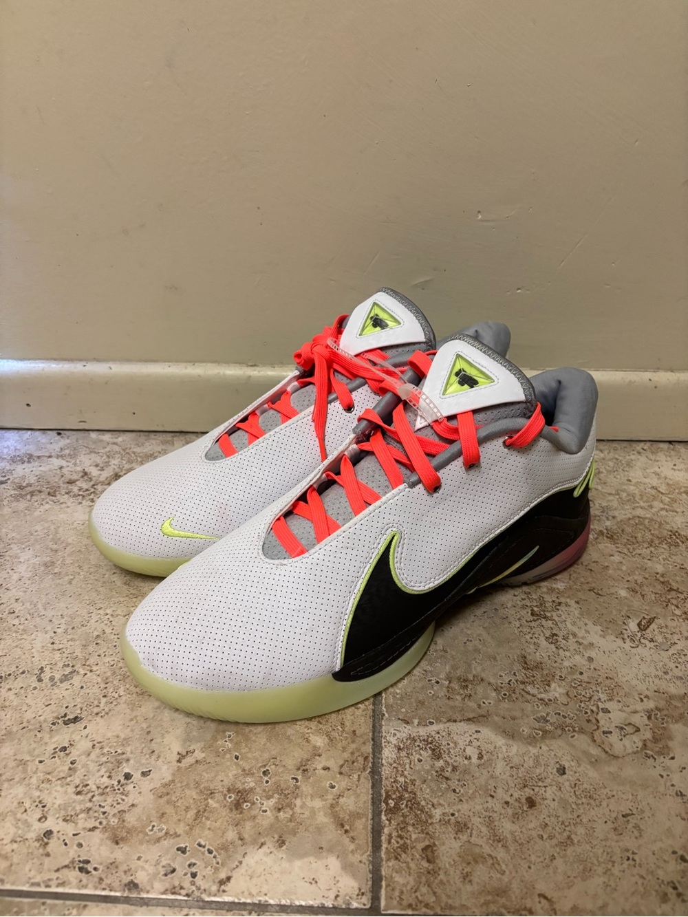 Men’s Size 13 Nike LeBron XXII ‘Moonlight’ White Volt Glow FZ1094-101